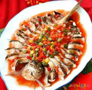 清蒸梭鱼的家常做法_家常清蒸草鱼_清蒸草鱼的家常做法