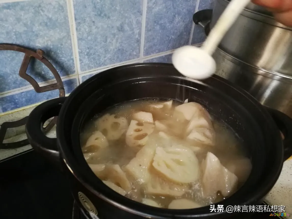 排骨炖藕的家常做法_排骨炖藕的做法_家常排骨炖藕汤的做法