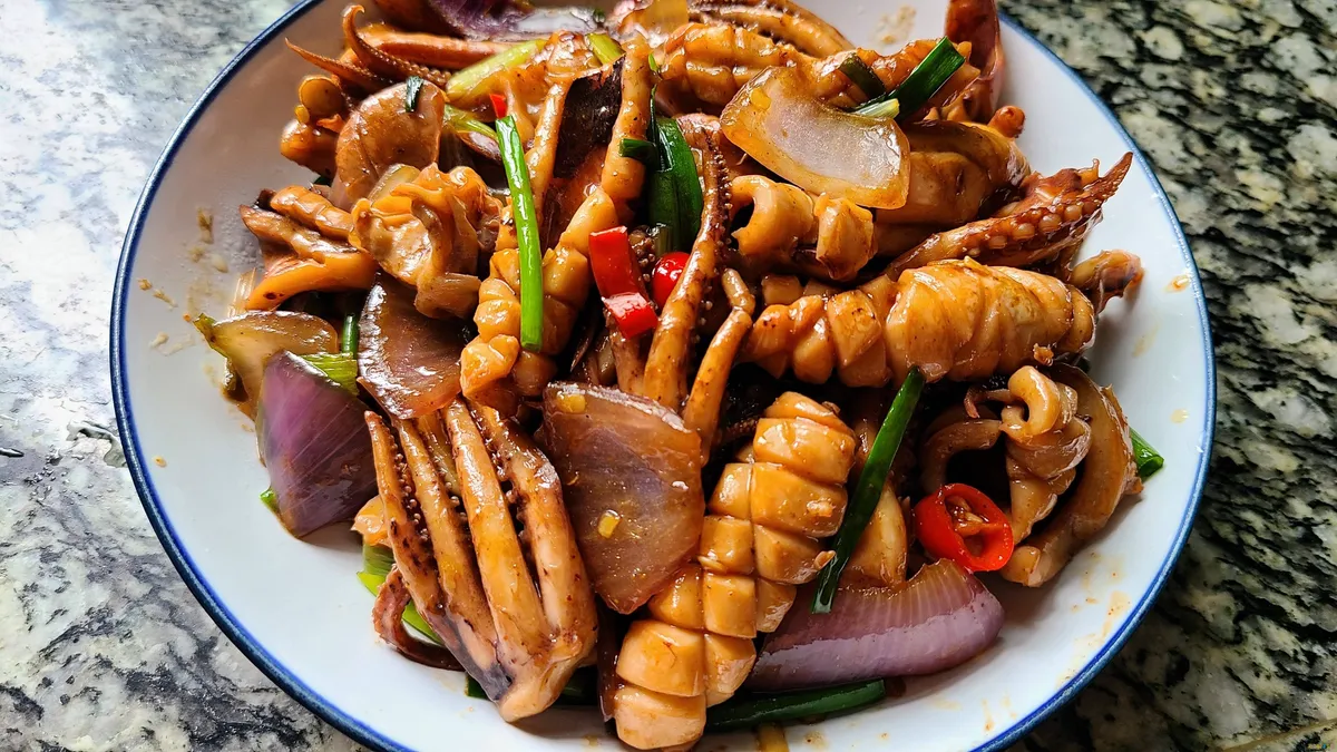 鱿鱼炒韭菜的做法_鱿鱼炒韭菜的做法大全窍门_家常鱿鱼炒韭菜的做法