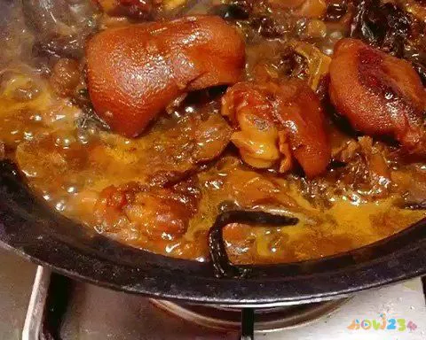 塔吉锅野生菌炖猪脚