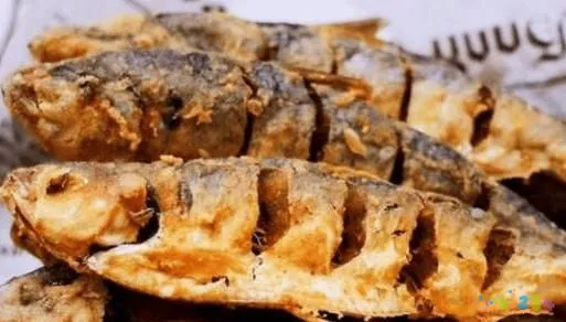 淋炸鲫鱼的家常做法_淋炸鱼的做法_鳞炸鱼小鲫鱼做法