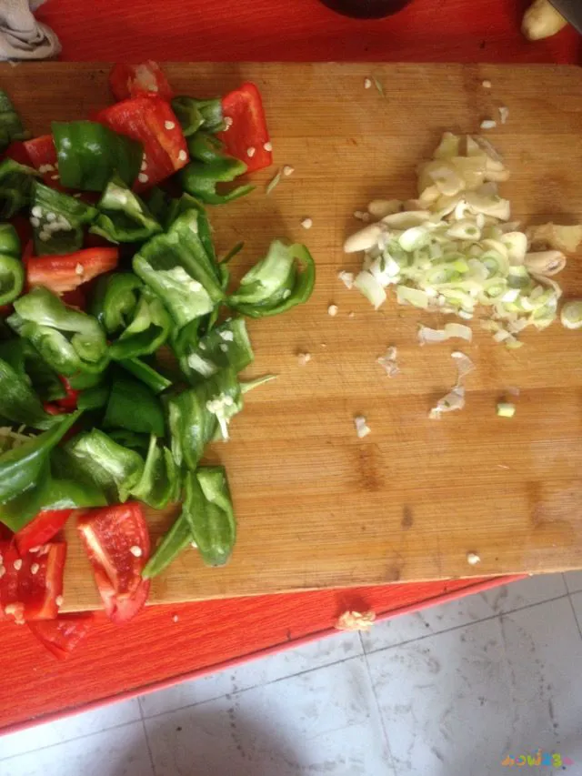 家常油焖笋的做法_木须肉笋家常做法大全_家常野笋小炒肉的做法