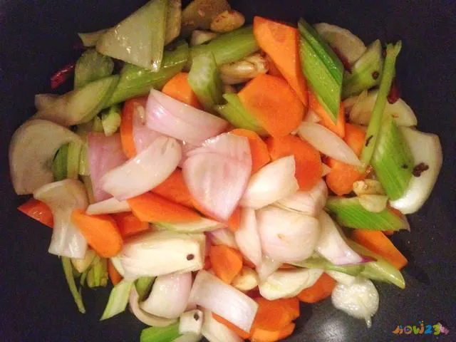 清汤全家福菜家常做法_健康家常菜_盐菜扣肉的家常做法