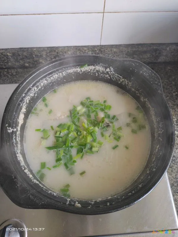 奶白酸菜鱼汤的做法_酸菜黑鱼汤的做法_酸菜鱼汤的家常做法