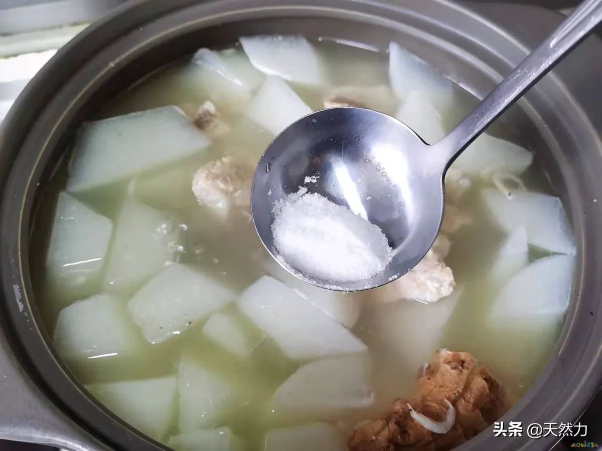 排骨白萝卜煲汤的做法（家常老火靓汤之萝卜排骨汤）