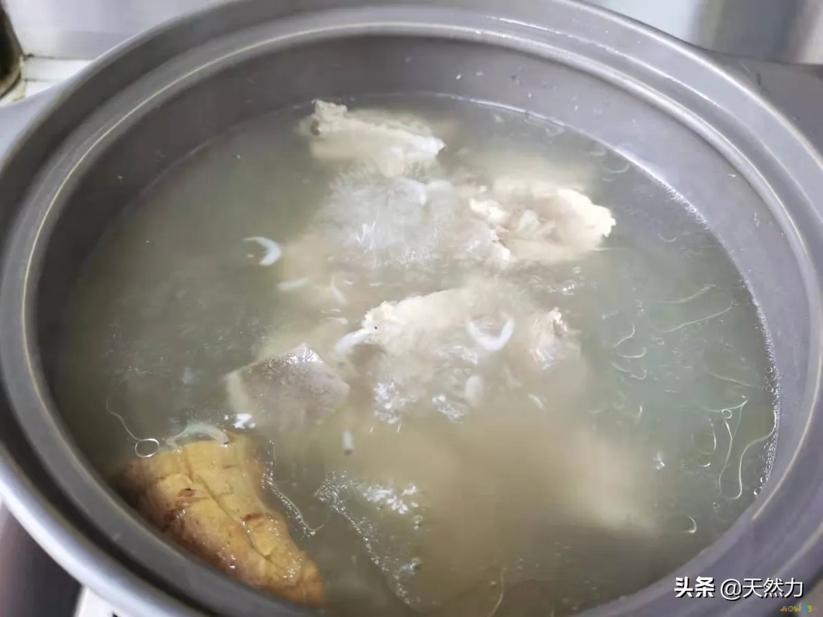 排骨白萝卜煲汤的做法（家常老火靓汤之萝卜排骨汤）