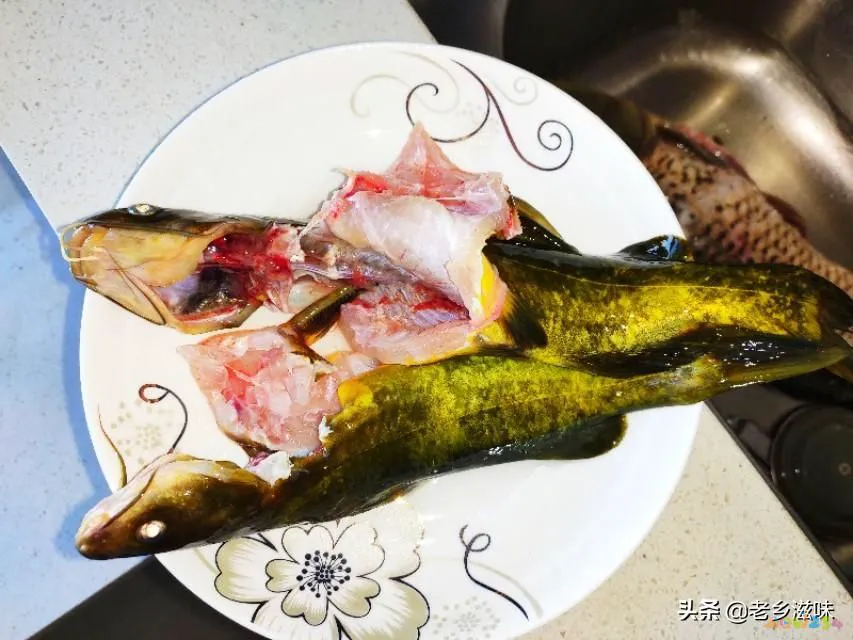 炖三道鳞的家常做法图_三道鳞鱼的家常做法_鳞炸鲫鱼做法大全家常