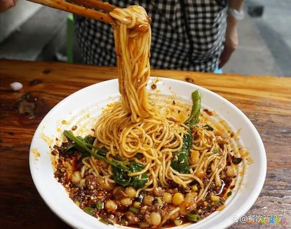 家常版油泼面_油泼面的家常做法文字_油泼面家常做法