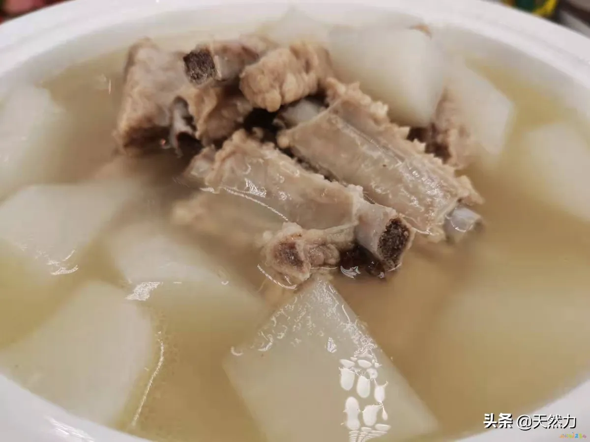 排骨白萝卜煲汤的做法（家常老火靓汤之萝卜排骨汤）
