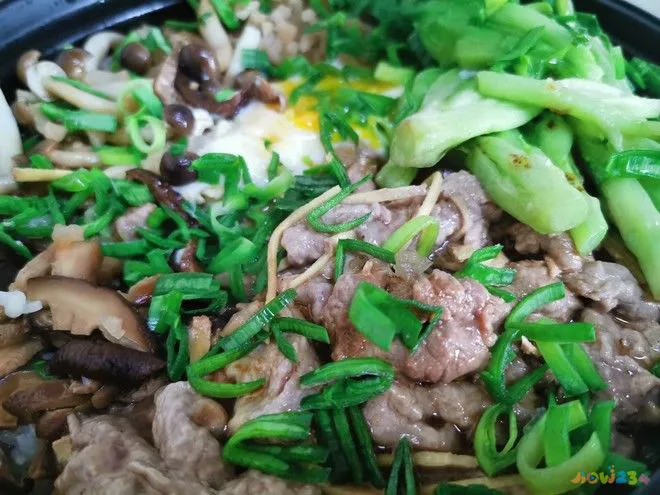 塔吉锅牛肉菌菇煲仔饭