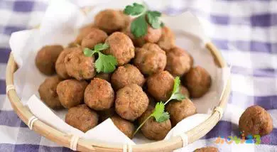 炸丸子的家常做法_炸丸孑做法视频_怎样炸丸