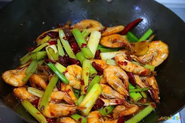 干锅香辣虾的家常做法_家常干锅虾鸡爪的做法_家常干锅虾的做法