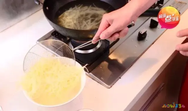 土豆丝的做法酸辣_土豆丝怎么炒好吃酸辣_酸辣土豆丝的家常做法