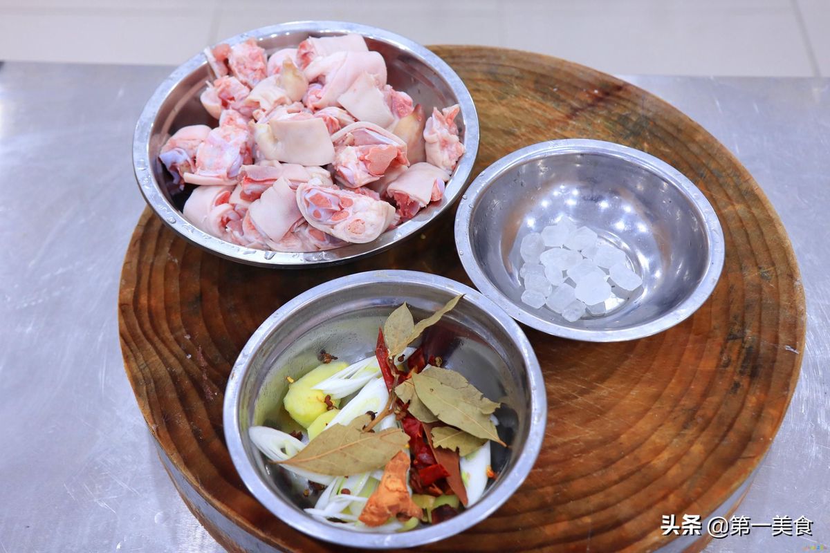 家庭版的酱猪蹄儿怎么做_酱猪蹄的家常做法_家庭酱猪蹄的做法