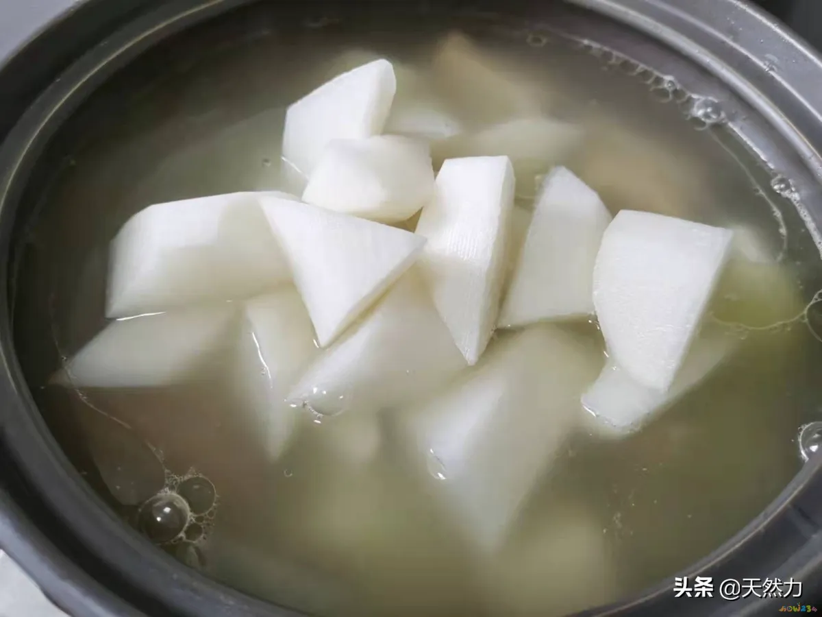 排骨白萝卜煲汤的做法（家常老火靓汤之萝卜排骨汤）