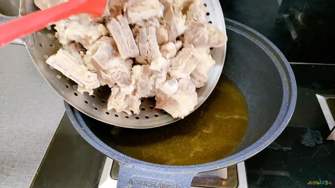 酸菜炖五花肉家常做法_酸菜炖粉条的做法家常_排骨炖酸菜家常做法