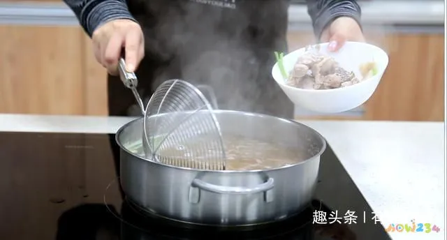 白萝卜排骨汤怎么做好吃？大神教你一招，味道好百吃不厌