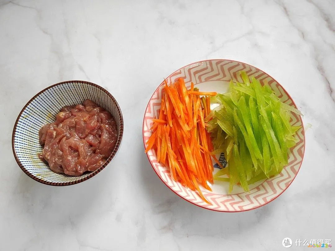 公公住院后，江西女子每天送饭，被病友吐槽真寒酸，婆婆：别送了