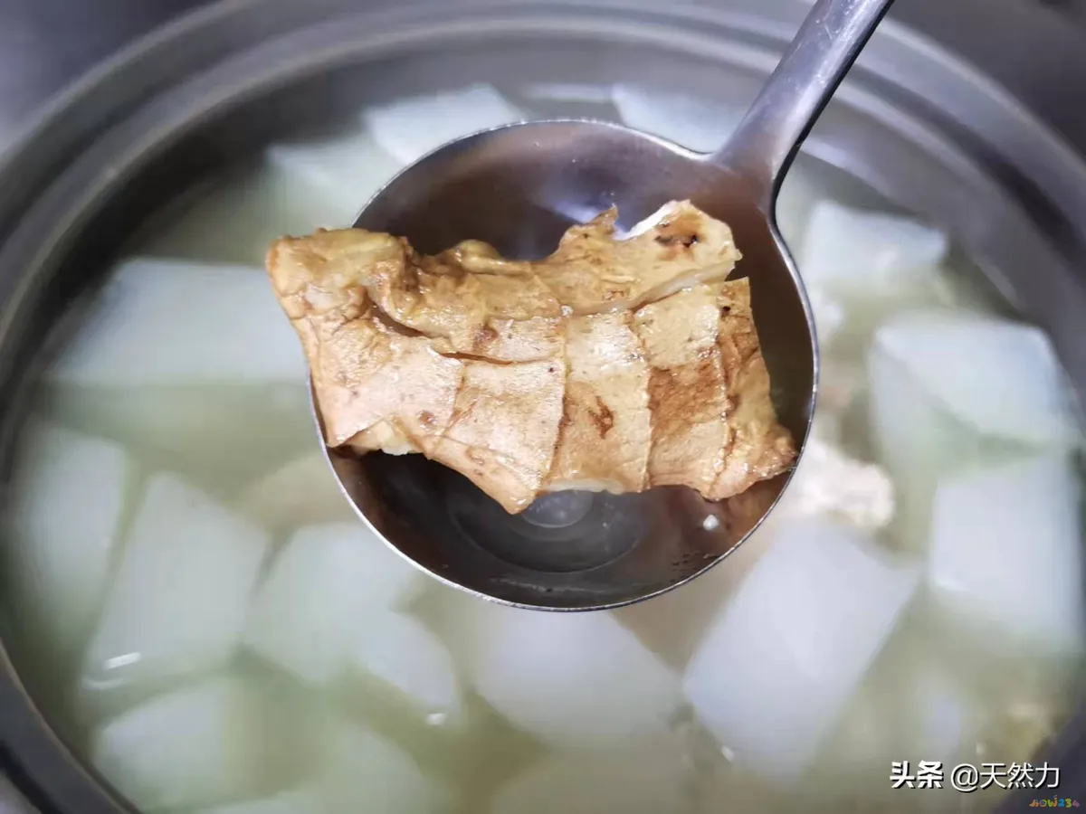 排骨白萝卜煲汤的做法（家常老火靓汤之萝卜排骨汤）