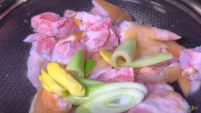 家常红烧肉的做法拌面的做法_红烧鸡爪家常做法_红烧鸡爪家常做法大全