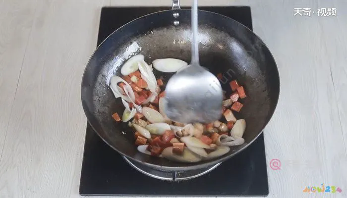 芹菜炒粉条的家常做法_芹菜炒粉条的做法_炒芹菜炒肉的家常做法