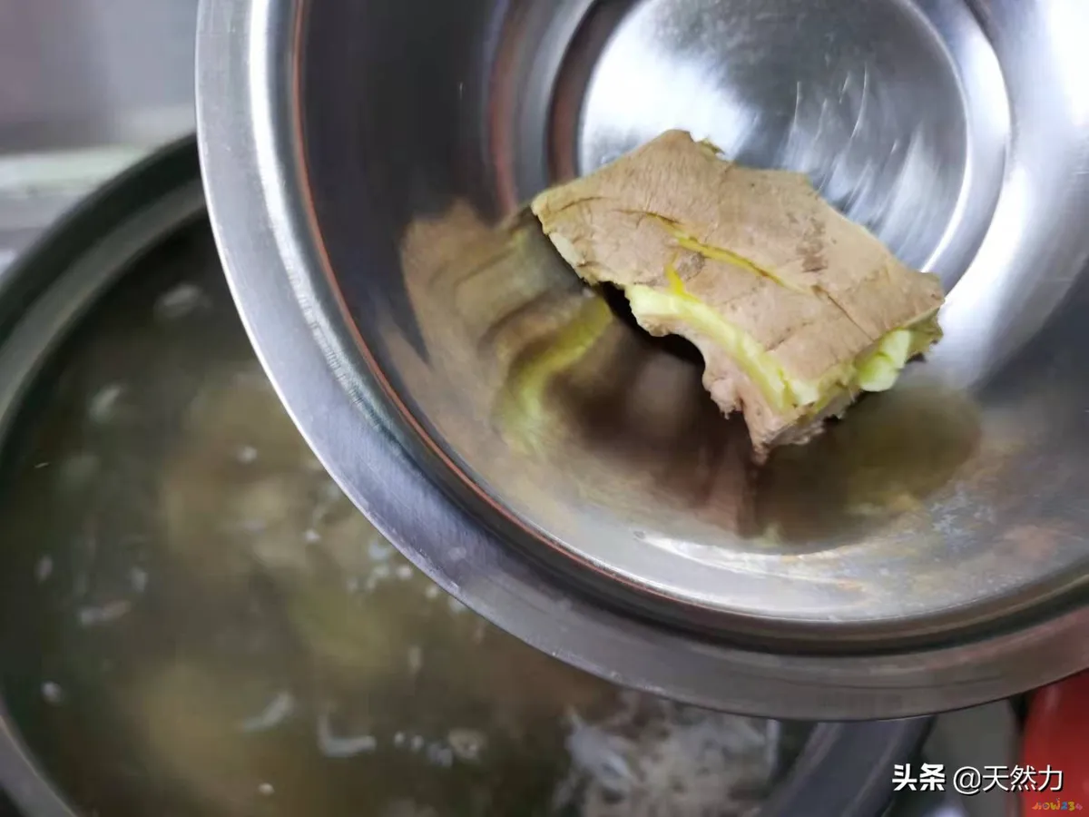 排骨白萝卜煲汤的做法（家常老火靓汤之萝卜排骨汤）