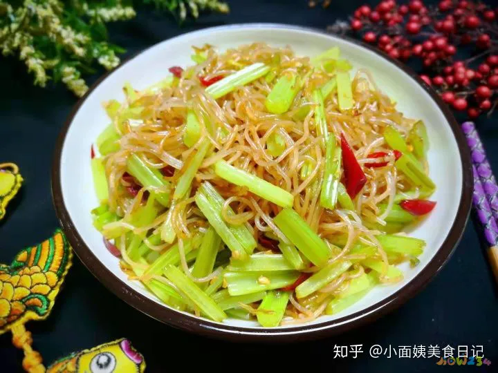 包菜炒粉条的家常做法_芹菜粉条炒肉的做法_芹菜炒粉条的家常做法