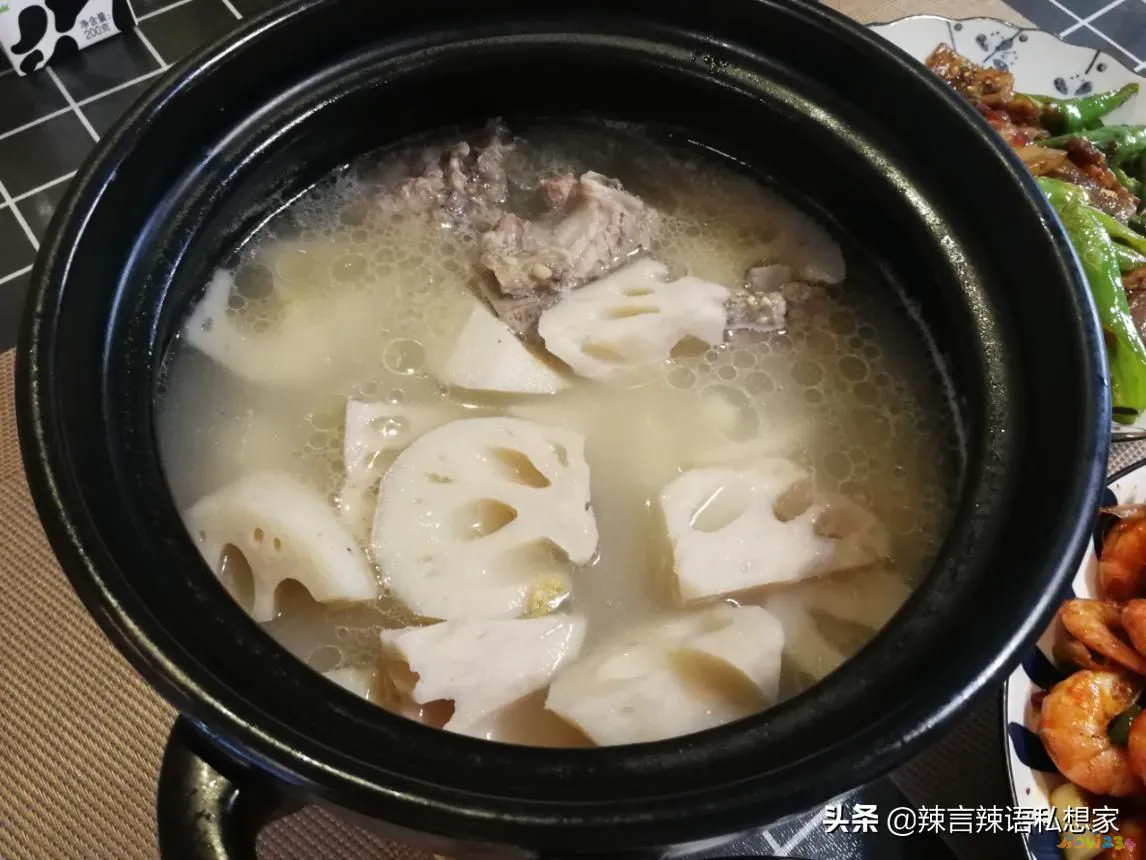 家常排骨炖藕汤的做法_排骨炖藕的家常做法_排骨炖藕的做法