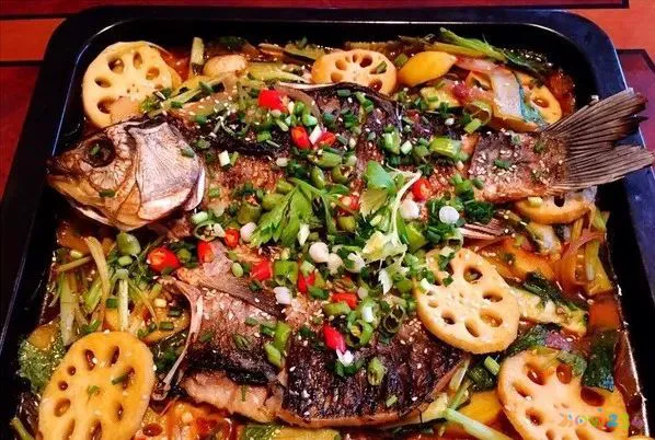 炖鲫鱼的家常做法_鲫鱼炖粉条家常做法大全_炖小鲫鱼的家常做法