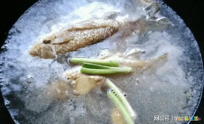 红烧鲫鱼炖豆腐的家常做法_炖鲫鱼的家常做法_家常炖鲫鱼