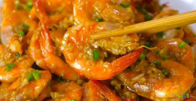 家常油焖大虾简单做法_白菜焖大虾的做法_红烧大虾做法家常做法