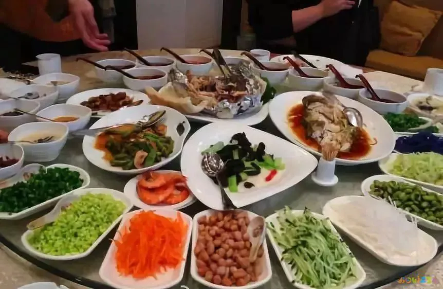 白菜家常做法焖饼视频_白菜焖饼的家常做法_白菜家常做法焖饼怎么做