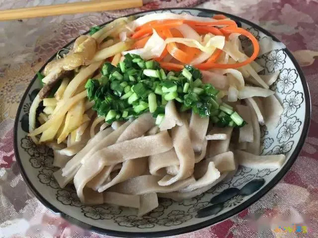 面的哨子怎么做简单又好吃_哨子面的家常做法_如何做面哨子