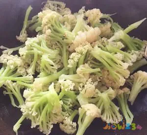素炒有机花菜的做法 步骤2