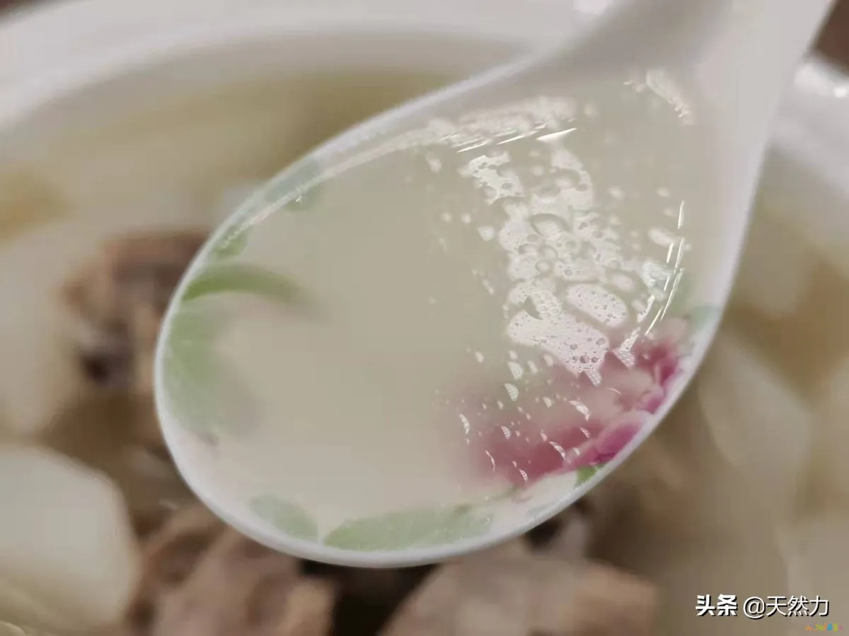 排骨白萝卜煲汤的做法（家常老火靓汤之萝卜排骨汤）