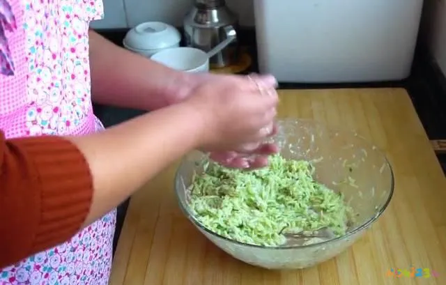 炸丸子的家常做法_炸丸孑做法视频_怎样炸丸