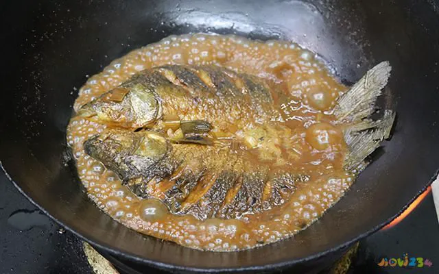 红烧鲫鱼怎么煎不掉皮（传统家常菜红烧鲫鱼）(6)
