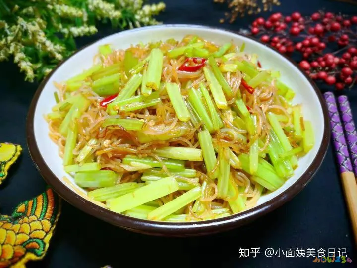 芹菜炒粉条的家常做法_包菜炒粉条的家常做法_芹菜粉条炒肉的做法