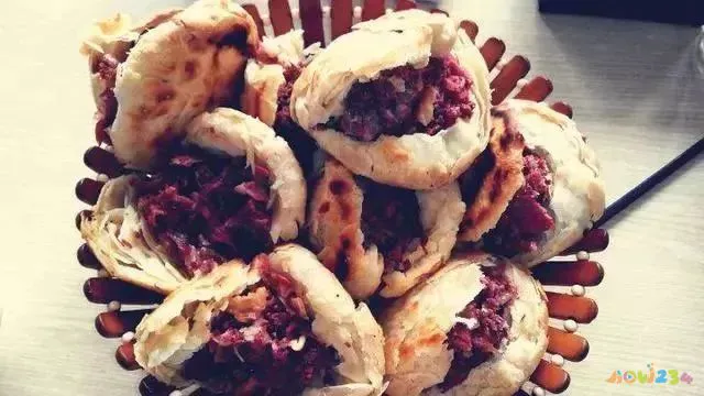 白菜焖饼的家常做法_白菜家常做法焖饼怎么做_白菜家常做法焖饼视频