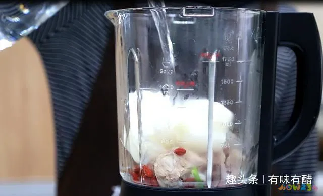 白萝卜排骨汤怎么做好吃？大神教你一招，味道好百吃不厌