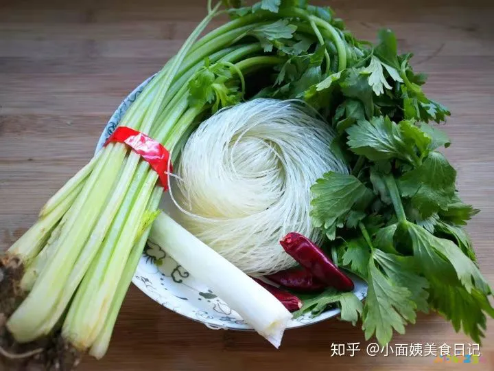 包菜炒粉条的家常做法_芹菜粉条炒肉的做法_芹菜炒粉条的家常做法