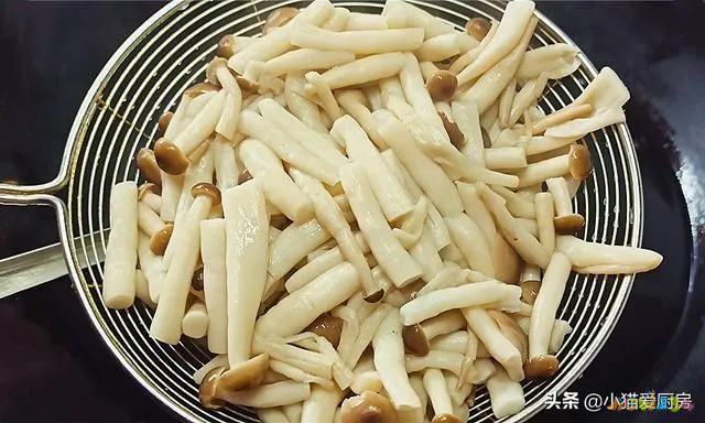 素炒蟹味菇的家常做法大全（教你素炒蟹味菇的新做法）(8)