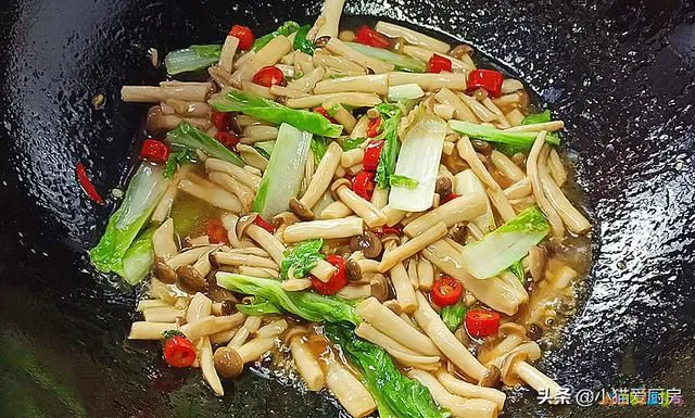 素炒蟹味菇的家常做法大全（教你素炒蟹味菇的新做法）(11)