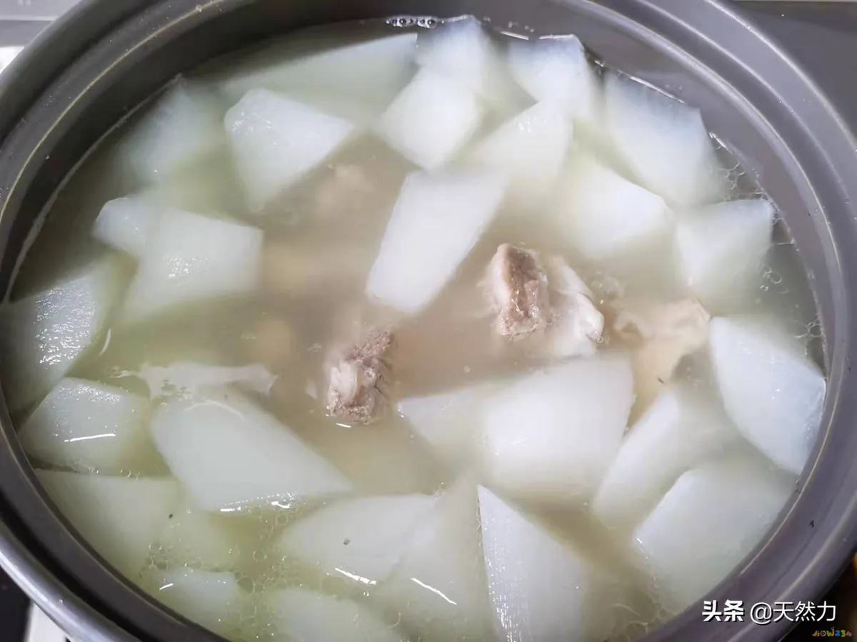 排骨白萝卜煲汤的做法（家常老火靓汤之萝卜排骨汤）