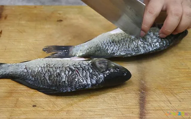 红烧鲫鱼怎么煎不掉皮（传统家常菜红烧鲫鱼）(1)