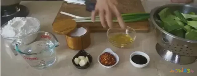 油泼面的家常做法文字_家常版油泼面_油泼面家常做法