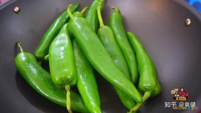 青椒炒鱿鱼的家常做法_蟹的做法家常爽口萝卜的做法_青椒胡萝卜家常做法