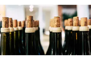 夏天葡萄酒木塞鼓出来一截怎么回事