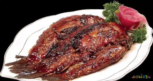 炖鲫鱼的家常做法_家常炖鲫鱼的方法_炖家常鲫鱼做法视频