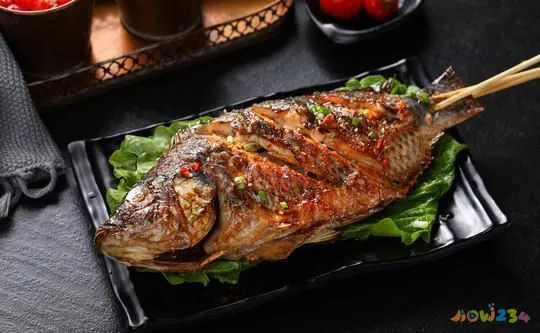 炖家常鲫鱼做法视频_炖鲫鱼的家常做法_家常炖鲫鱼的方法